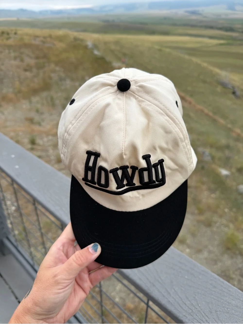 Howdy Embroidered Two-Tone Baseball Cap - Black & Cream